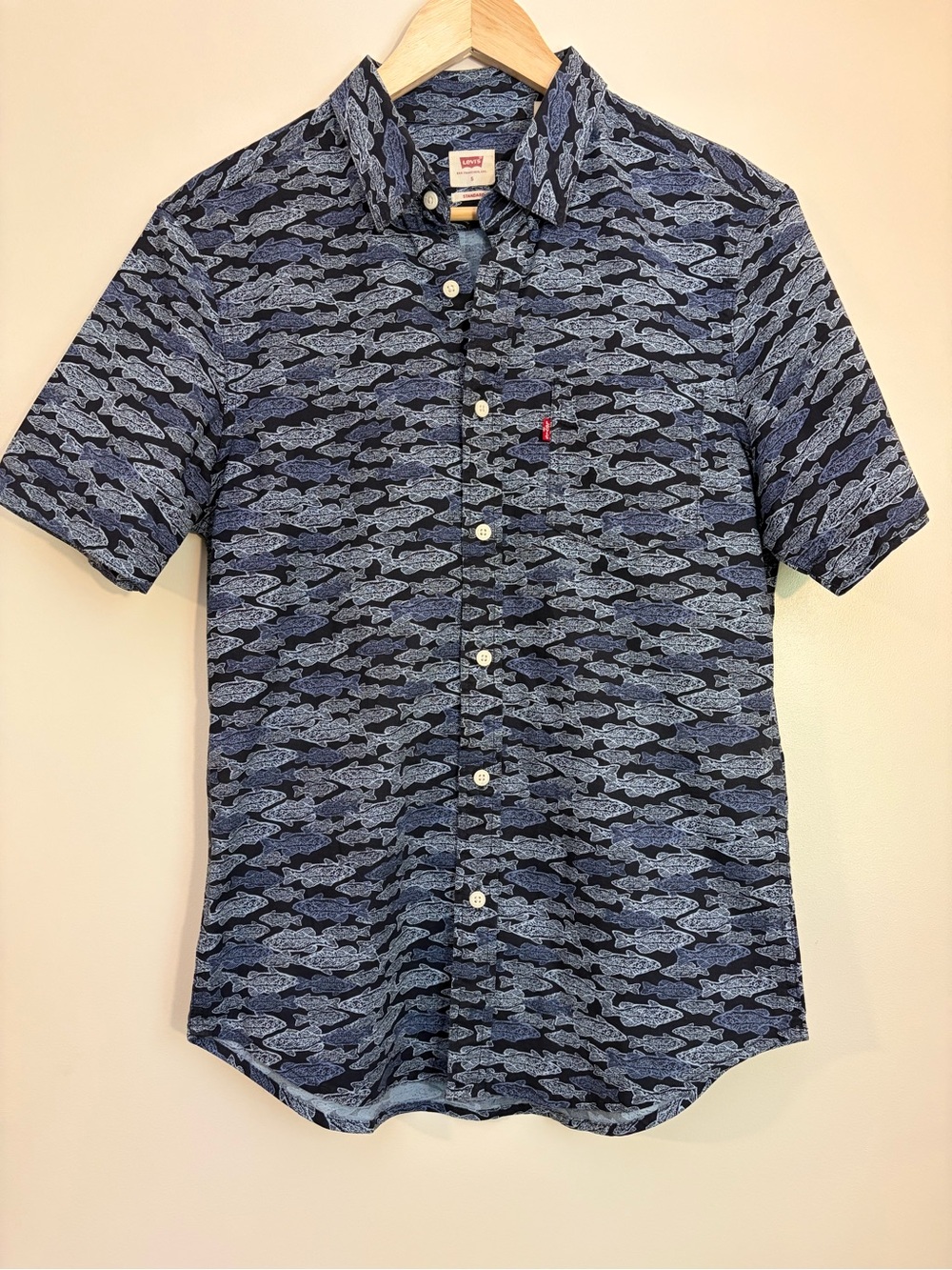 Levi’s Mens S Standard Short Sleeve Button Down Navy Fish Allover Print Cotton